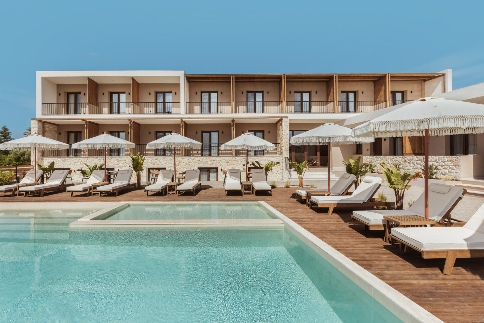 Discover Verano Afytos, a 3-star hotel in Chalkidiki that seamlessly blends modern comfort with traditional Afytos architecture. Enjoy stunning views of the Kassandra Gulf, minimalist summer interiors, and a vibrant communal atmosphere.