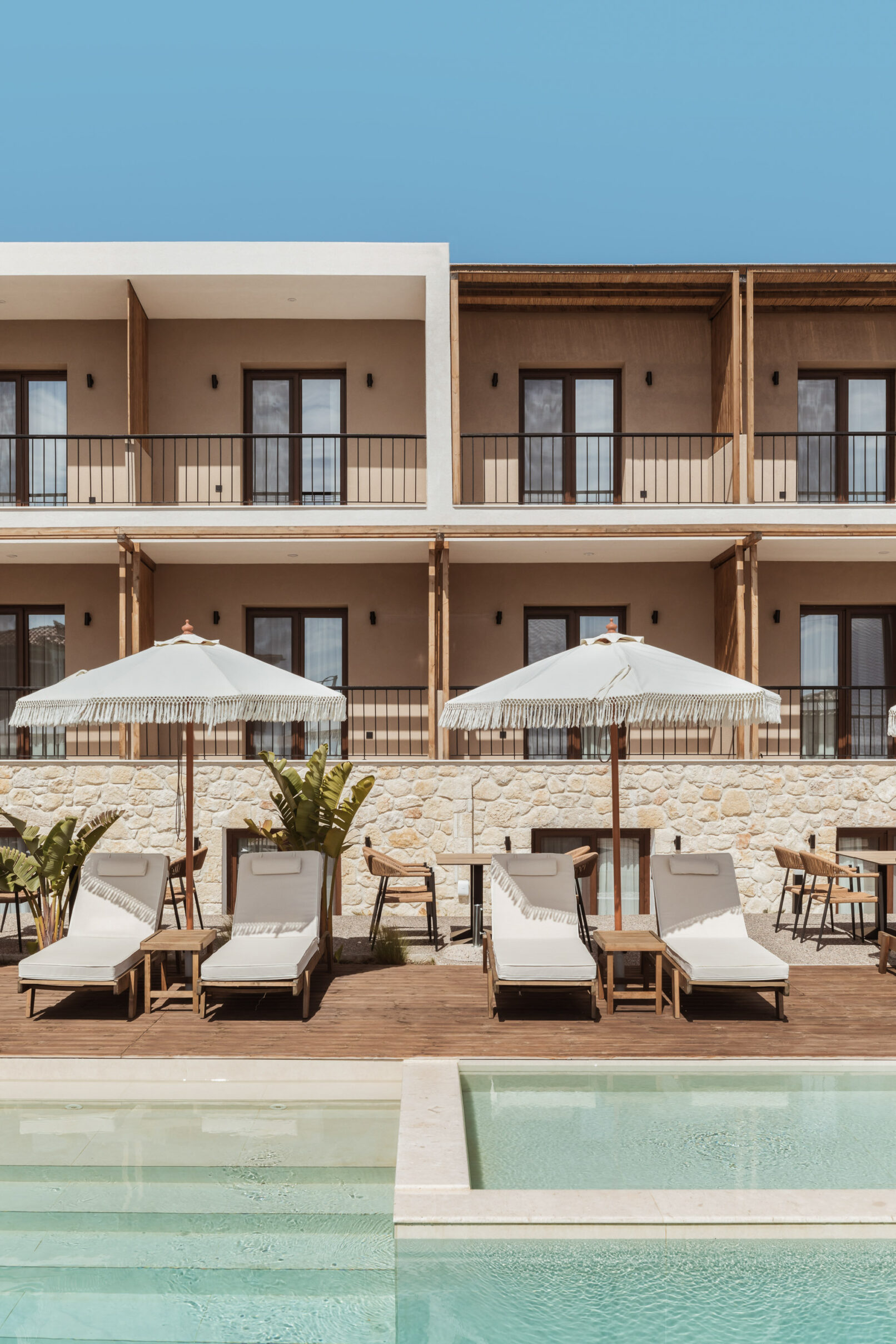 Discover Verano Afytos, a 3-star hotel in Chalkidiki that seamlessly blends modern comfort with traditional Afytos architecture. Enjoy stunning views of the Kassandra Gulf, minimalist summer interiors, and a vibrant communal atmosphere.