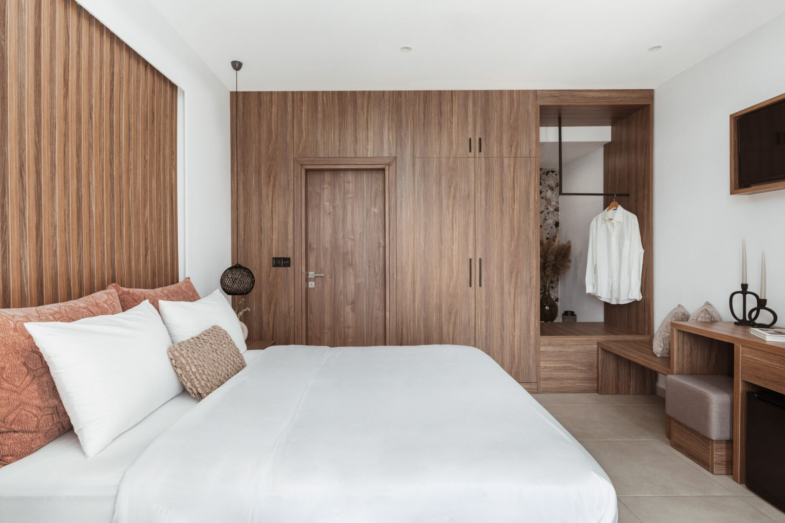 Discover Verano Afytos, a 3-star hotel in Chalkidiki that seamlessly blends modern comfort with traditional Afytos architecture. Enjoy stunning views of the Kassandra Gulf, minimalist summer interiors, and a vibrant communal atmosphere.