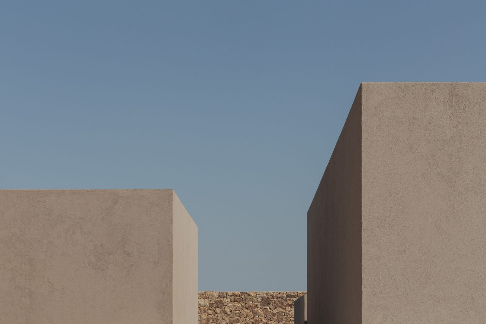 La Punta Villa in Naxos by PLINTHOS Architects: Cycladic architecture with stone, plaster, bioclimatic design, and stunning Aegean views.